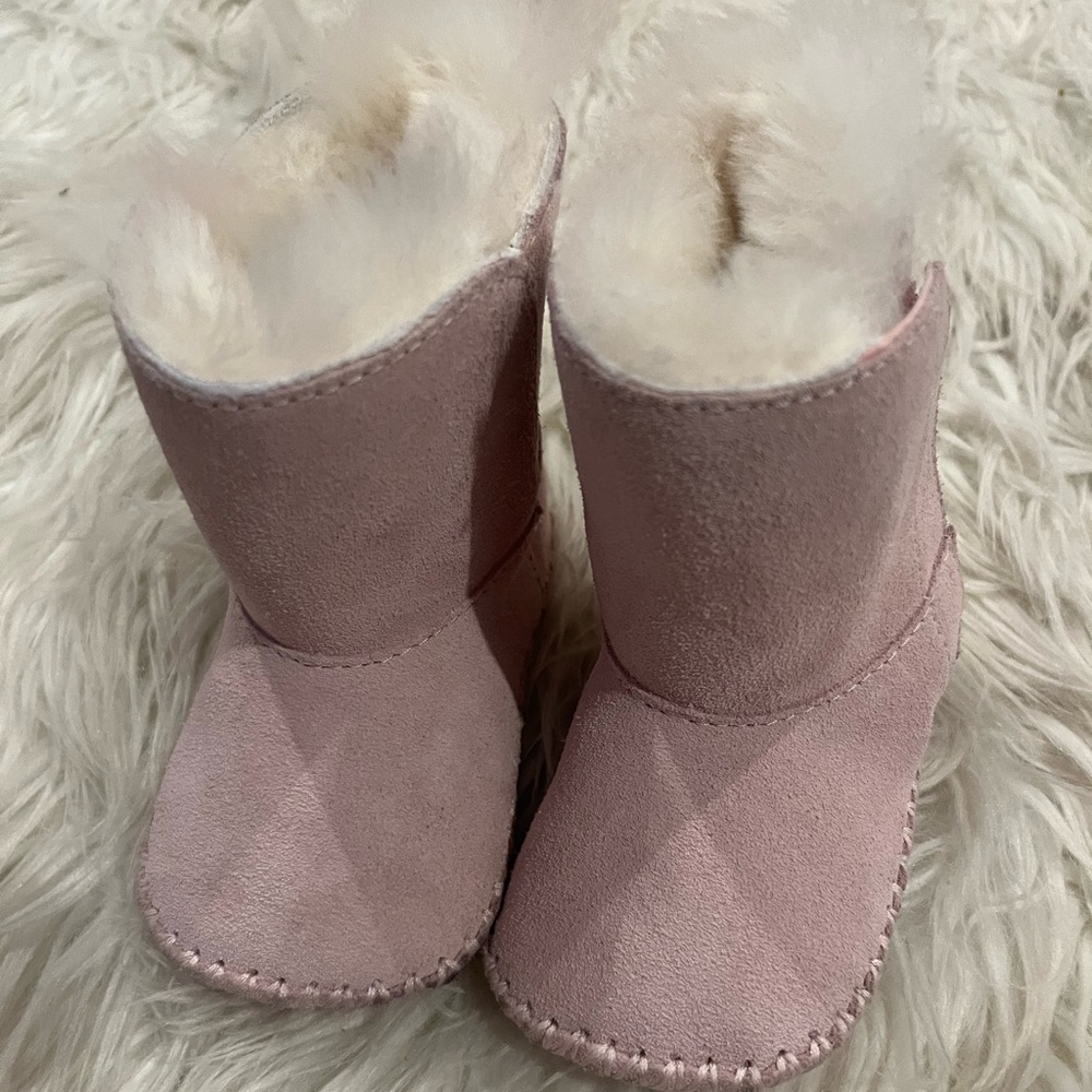 Light pink baby uggs never worn